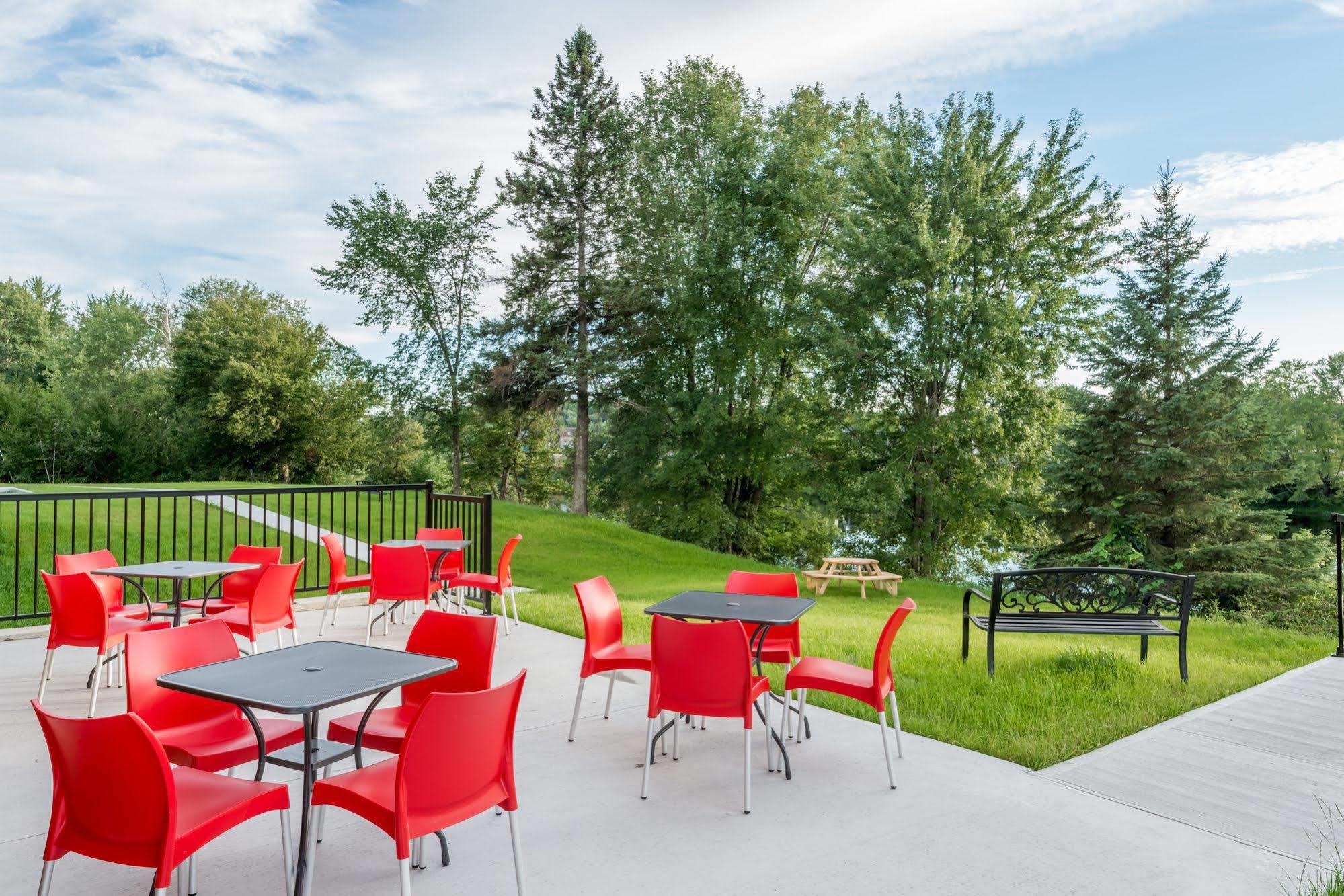 Super 8 By Wyndham Mont Laurier Ξενοδοχείο Εξωτερικό φωτογραφία